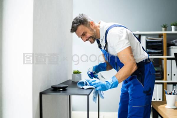 專業(yè)的清潔工辦公室清潔服務。